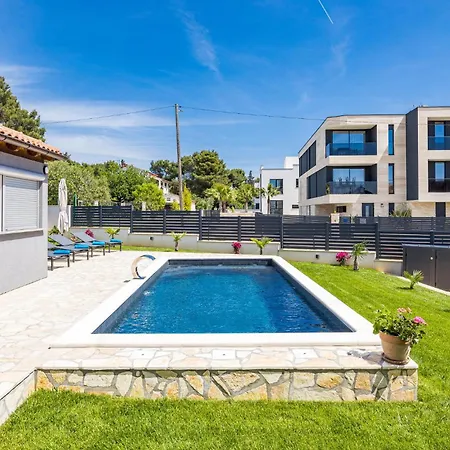 Апартаменты 3 Bedroom Gorgeous In