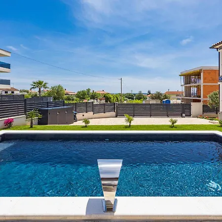 3 Bedroom Gorgeous In Apartman Medulin