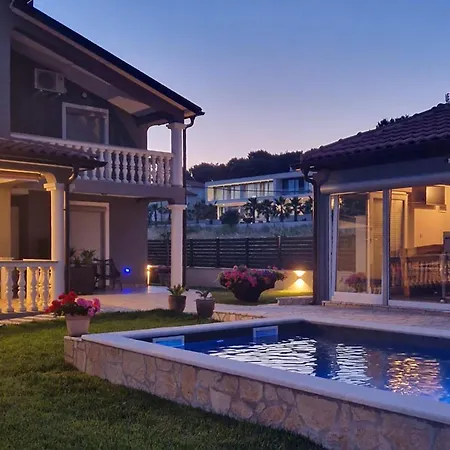 3 Bedroom Gorgeous In Апартаменты *