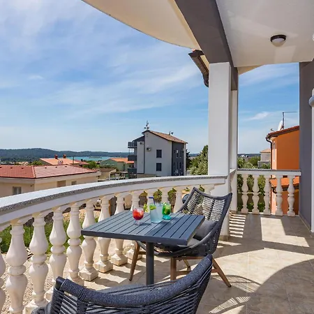 3 Bedroom Gorgeous In Apartman Medulin
