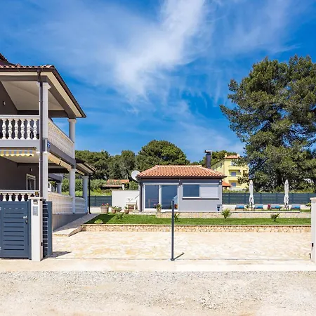 3 Bedroom Gorgeous In Apartamento Medulin
