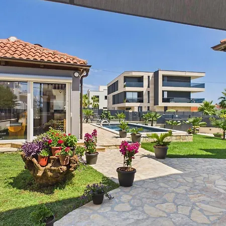 3 Bedroom Gorgeous In Apartman *
