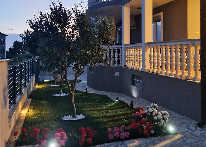 3 Bedroom Cozy In Apartament